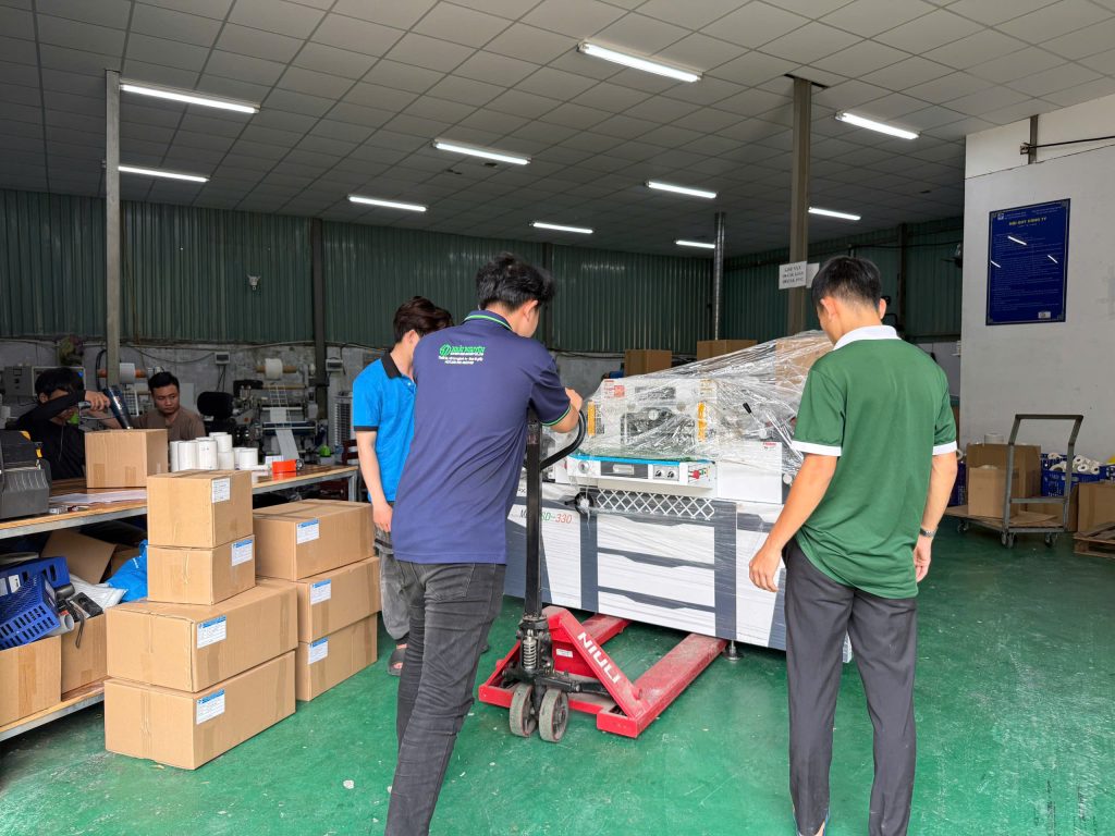 Hình ảnh đội ngũ nhân viên của Khải Nguyên giao máy tại xưởng sản xuất của khách hàng