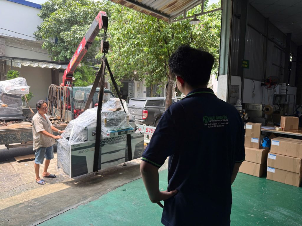 Hình ảnh đội ngũ nhân viên của Khải Nguyên giao máy tại xưởng sản xuất của khách hàng