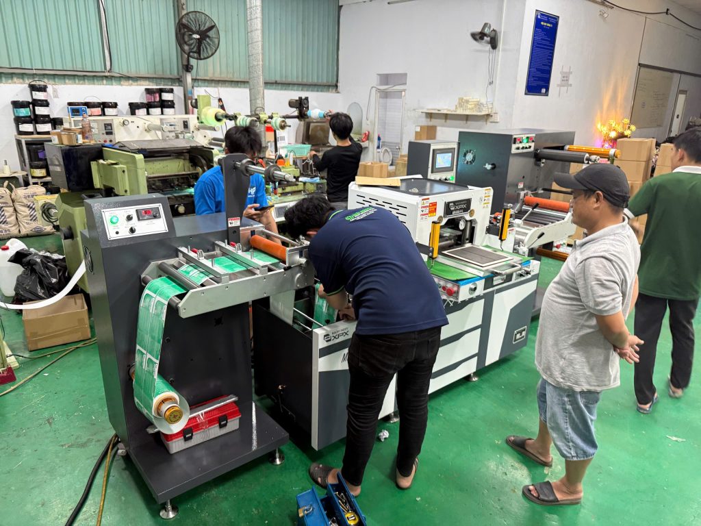 Hình ảnh đội ngũ nhân viên của Khải Nguyên giao máy tại xưởng sản xuất của khách hàng