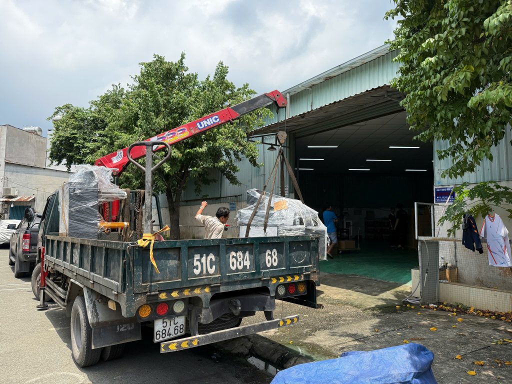 Hình ảnh đội ngũ nhân viên của Khải Nguyên giao máy tại xưởng sản xuất của khách hàng