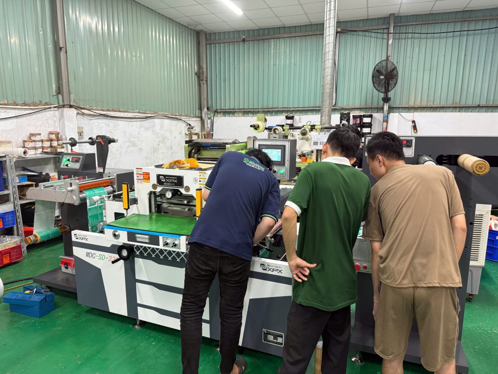 Hình ảnh đội ngũ nhân viên của Khải Nguyên giao máy tại xưởng sản xuất của khách hàng