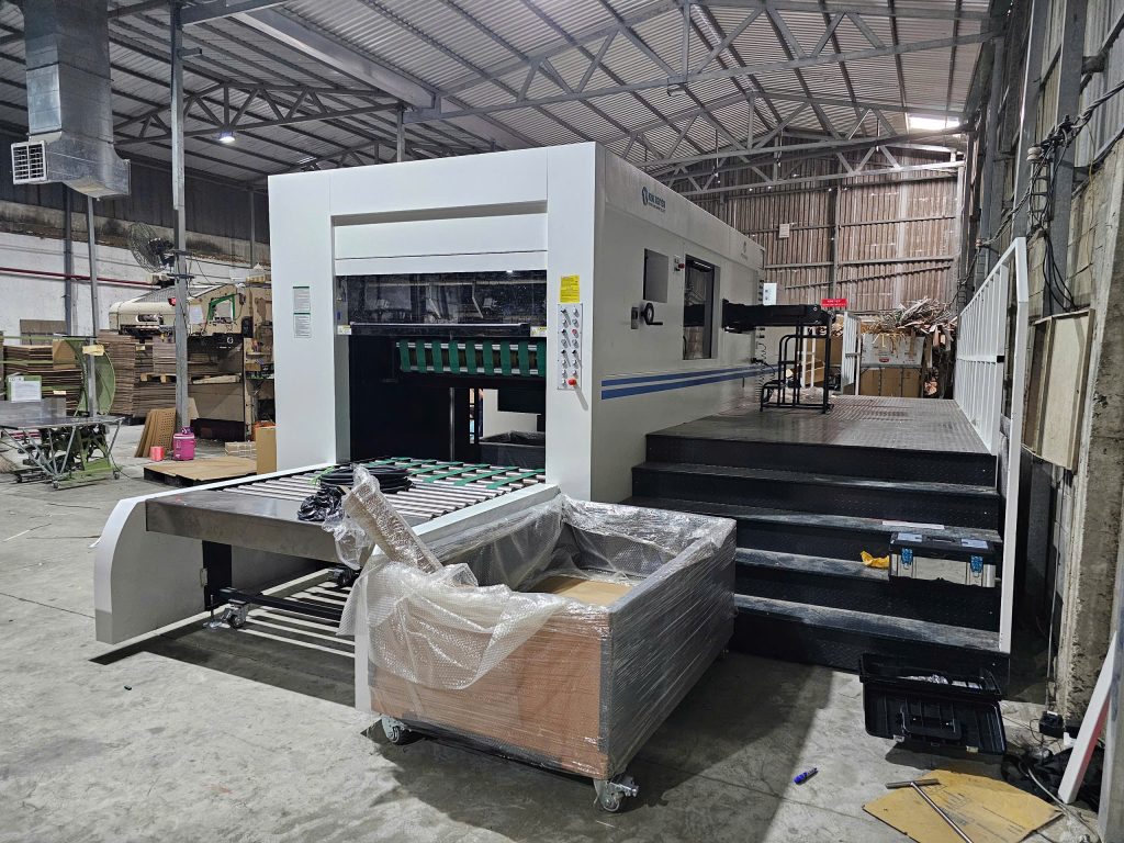 Hình ảnh đội ngu nhân viên của Khải Nguyên giao máy tại xưởng sản xuất của khách hàng