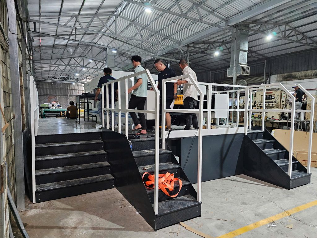 Hình ảnh đội ngu nhân viên của Khải Nguyên giao máy tại xưởng sản xuất của khách hàng